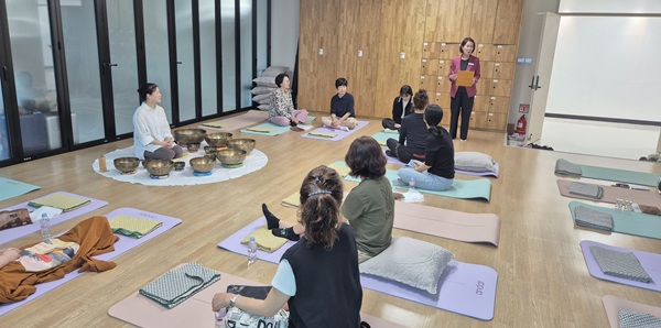 ▲ 싱잉볼 명상 테라피 클래스.ⓒ대전시교육청