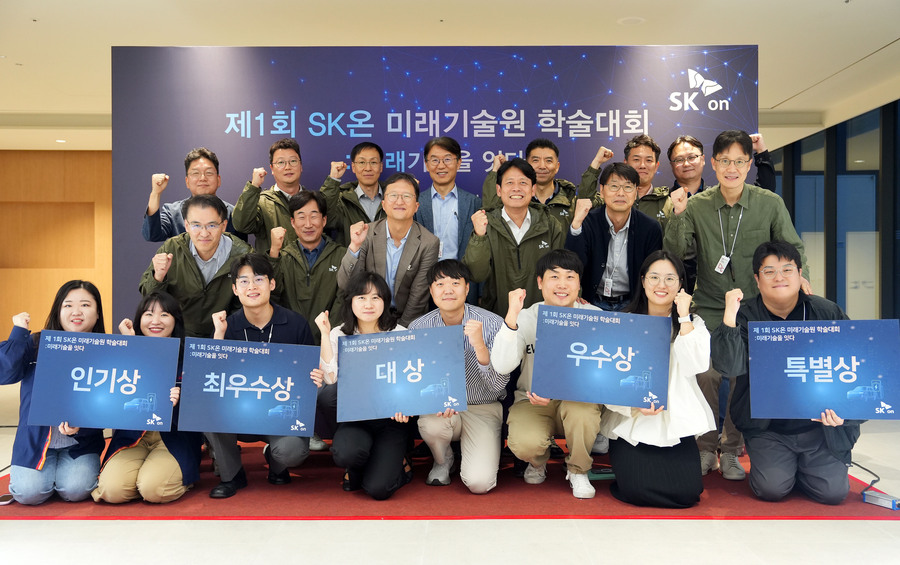 ▲ 15일 대전 SK온 미래기술원에서 '제1회 미래기술원 학술대회'가 열린 가운데 박기수 SK온 미래기술원장(가운데줄 좌측에서 4번째), 이장원 SK온 최고기술책임자(뒷줄 좌측에서 3번째), 피승호 SK온 제조총괄(뒷줄 좌측에서 4번째), 최장욱 서울대학교 화학생물공학부 교수(가운데줄 좌측에서 3번째) 등 주요 참석자와 SK온 연구원들이 기념촬영을 하고 있다.ⓒSK온