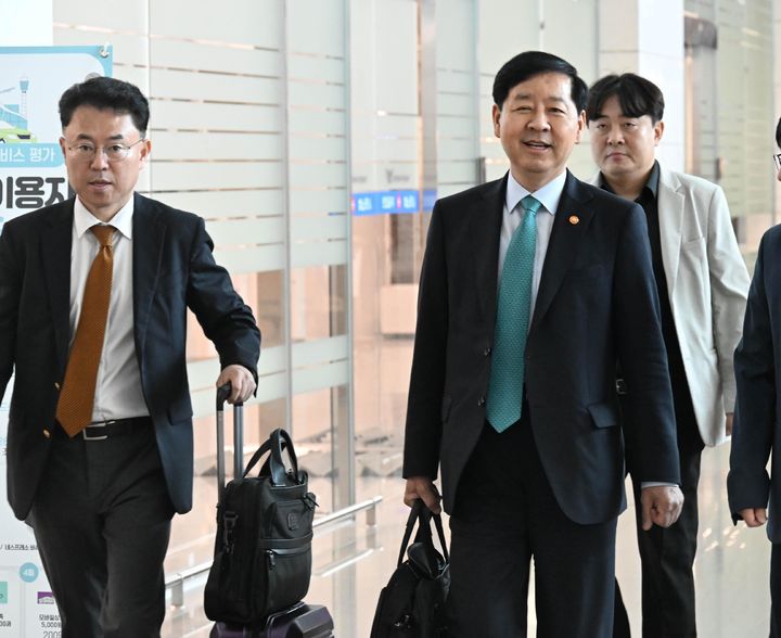 ▲ 구윤철 경제부총리 겸 기획재정부 장관이 15일 오전 인천공항에서 '주요20개국(G20) 재무장관회의와 국제통화기금 및 세계은행(IMF/WB) 연차총회' 참석하기 위해 미국으로 출국하고 있다. ⓒ기획재정부