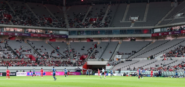 ▲ 지난 14일 서울월드컵경기장에서 열린 파라과이전에는 2만 2206명의 관중이 왔다. 17년 만에 최소 관중이다.ⓒ뉴시스 제공