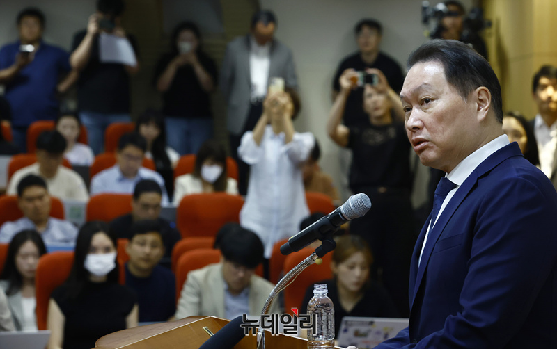 ▲ 최태원 SK그룹 회장이 지난해 노소영 아트나비센터 관장과의 이혼 소송 관련 기자회견을 하고 있다ⓒ뉴데일리DB