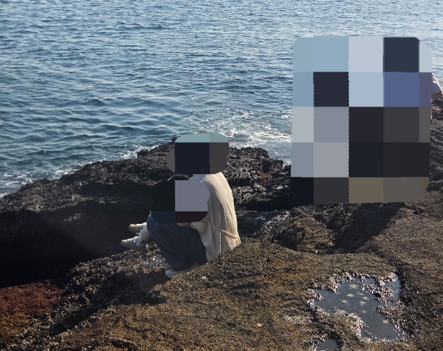 ▲ 추석 연휴 기간 제주 서계리 용머리해안(천연기념물 제526호)에서 아이의 대변을 뉘고 있는 관광객.ⓒ온라인 커뮤니티 '보배드림' 캡처