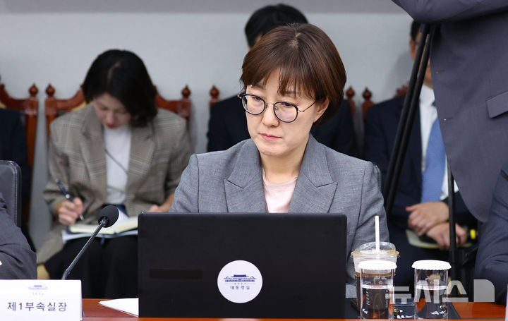 ▲ 김현지 대통령실 제1부속실장이 2일 서울 용산 대통령실 청사에서 열린 수석보좌관회의에 참석해 있다. ⓒ뉴시스