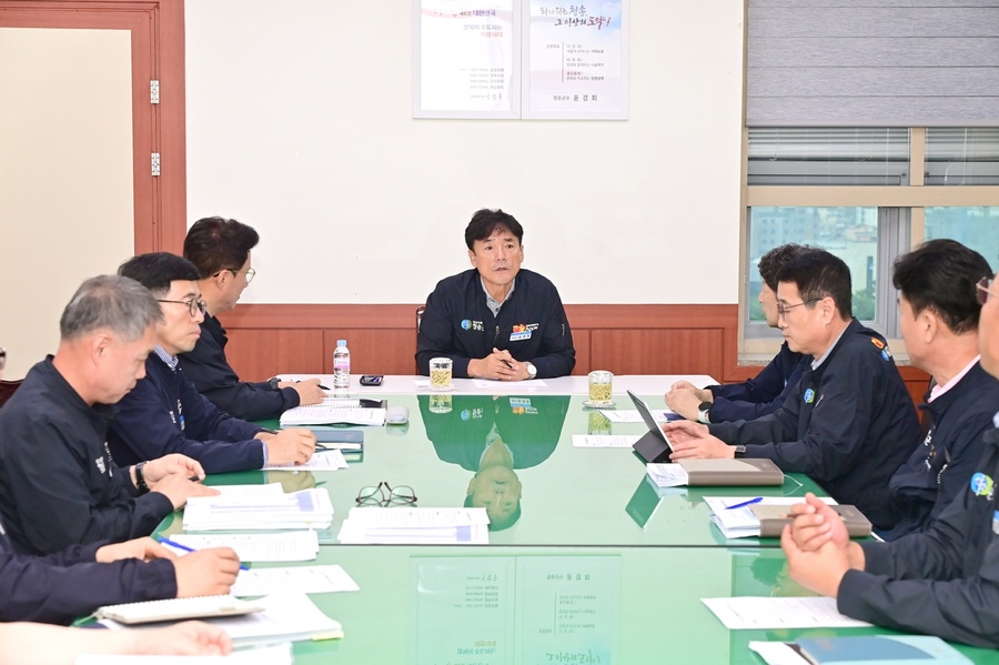 ▲ 청송군(군수 윤경희)은 청송사과 주력 품종인 ‘시나노골드’의 열과(裂果) 피해를 입은 농가를 지원하기 위해 가공용 사과 수매지원사업에 군비를 추가 투입할 계획이다.ⓒ청송군