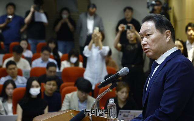 ▲ 최태원 SK그룹 회장이 지난해 노소영 아트나비센터 관장과의 이혼 소송 관련 기자회견을 하고 있다ⓒ뉴데일리DB