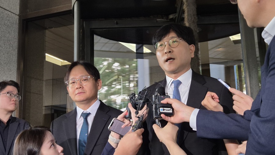 ▲ 이재근 변호사가 16일 최태원 SK그룹 회장의 대법원 판단 이후 기자들에게 입장을 표명하고 있다.ⓒ윤아름 기자