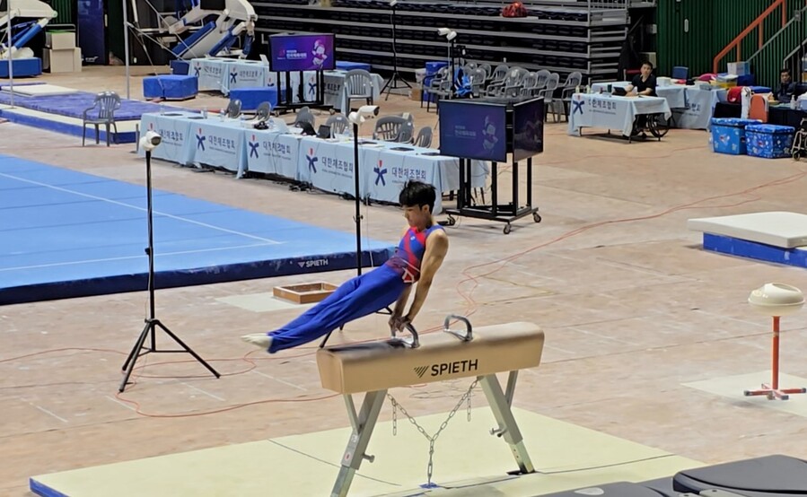 ▲ 경북교육청(교육감 임종식)은 17일부터 23일까지 부산시 일원에서 열리는 제106회 전국체육대회에 도내 고등부 선수단 82교 646명(임원 107명, 선수 539명)이 출전한다.(안마 금메달 포항제철고 3년 김승회)ⓒ경북교육청