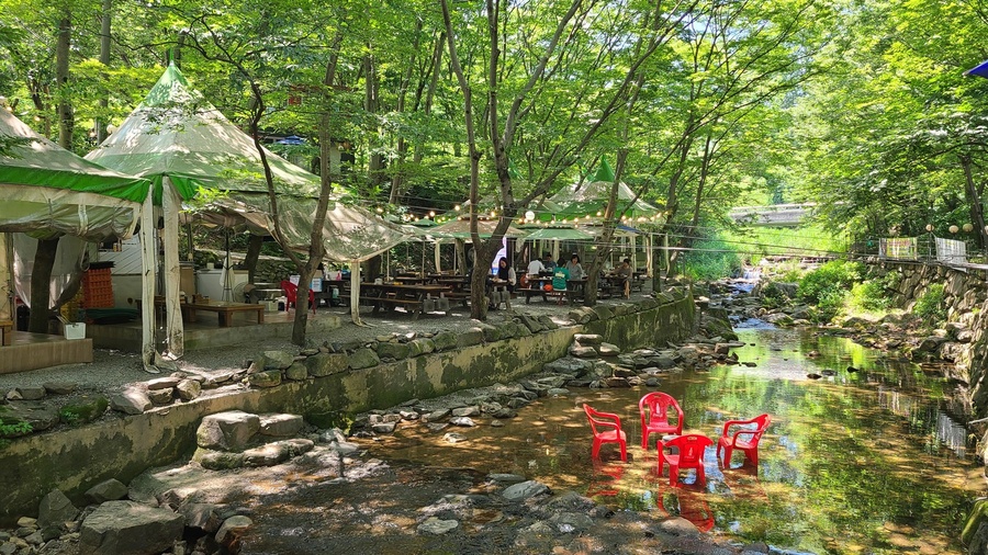 ▲ 대구시 달성군(군수 최재훈)은 하천과 계곡 내 불법 점용시설에 대한 정비를 모두 완료하고, 재난안전관리 특별교부세 5억 원을 확보해 주민 친수 공간 조성 사업을 본격 추진한다.(달성군 가창면 우록리 우록소하천 조치 전)ⓒ달성군