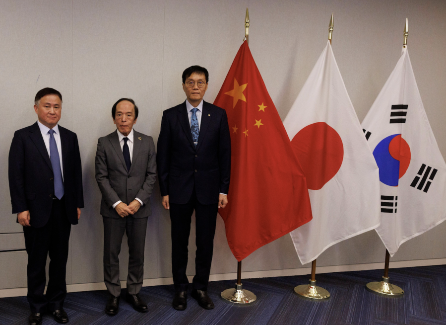 ▲ 15일 오후 미국 워싱턴 D.C.에서 열린 '제 14차 한중일 중앙은행총재 회의'.
-사진 왼쪽부터 판궁성(PAN Gongsheng) 중국인민은행 총재, 우에다 카즈오(UEDA Kazuo) 일본은행 총재, 이창용 한국은행 총재. ⓒ한국은행