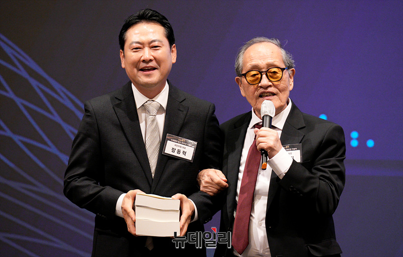 ▲ 인보길 뉴데일리 회장(오른쪽)과 장동혁 국민의힘 대표. ⓒ서정진 기자