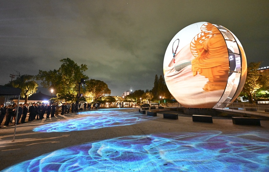 ▲ 경북도와 경주시는 15일 저녁, 보문관광단지 육부촌과 호반 광장 일원에서 이철우 도지사, 주낙영 경주시장 등 주요 내빈과 시민 100여 명이 참석한 가운데, APEC 보문단지 야간경관 개선사업 ‘빛의 향연’ 시연회를 개최했다.ⓒ경북도