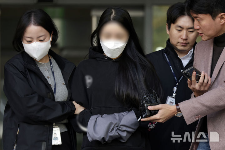 ▲ 강남에서 무면허로 8중 추돌사고를 낸 피의자 A씨가 서울 강남경찰서에서 구속 송치되는 모습. ⓒ뉴시스