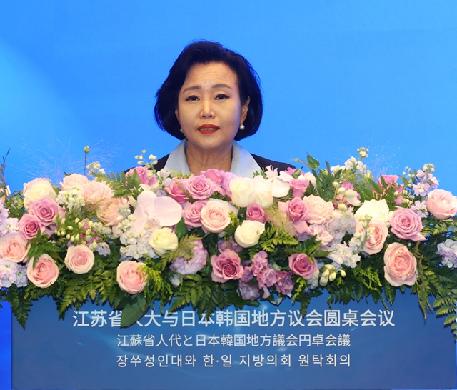 ▲ 정윤경 경기도의회 부의장이 지난 15일 중국 장수성에서 열린 한·중·일 원탁회의에 참석해 발언하고 있다. ⓒ경기도의회 제공