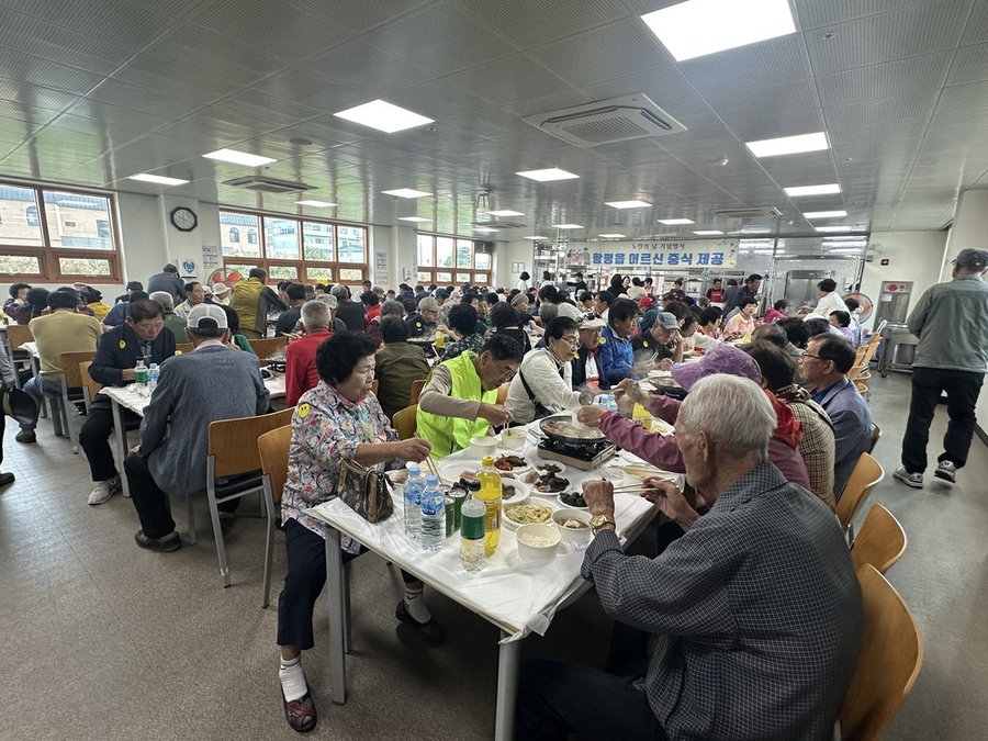 ▲ 이동우 함평축산물종합처리장 대표, 어르신 위한 정성 어린 식사 대접ⓒ함평군 제공