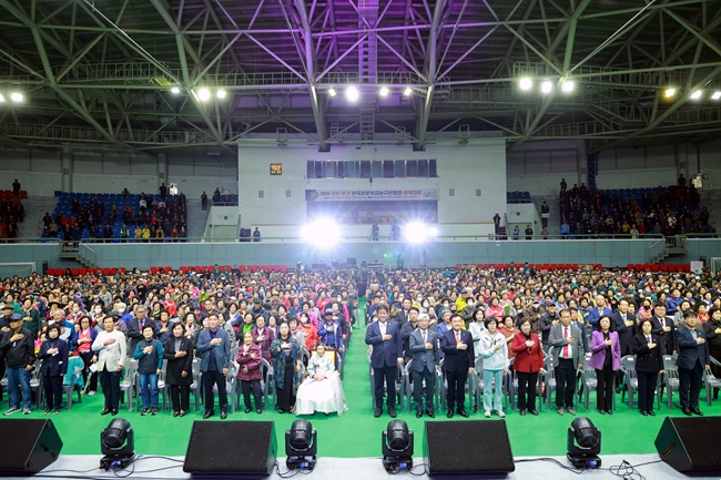 ▲ 강원 태백시(시장 이상호)가 제29회 노인의 날을 기념해 16일 태백고원체육관에서 관내 어르신 5000여 명이 참석한 가운데 경로잔치 행사를 성황리에 개최했다. 이상호 태백시장은 