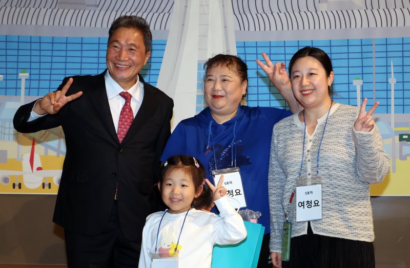 ▲ 이학재(왼쪽) 인천국제공항공사 사장이 16일 인천 중구 인천국제공항공사 항공교육원에서 열린 '다문화가족 부모초청 환영행사'에서 참석자들과 기념촬영을 하고 있다. ⓒ 인천공항공사 제공