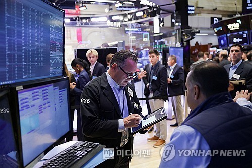 ▲ 15일(현지시간) 뉴욕증권거래소에서 트레이더들이 분주하게 움직이고 있다. /연합뉴스