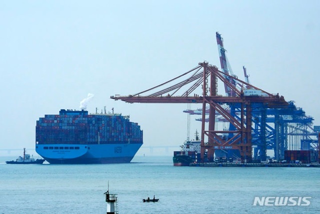 ▲ 중국 푸젠성 샤먼항에서 컨테이너선 한 척이 정박할 준비를 하고 있다. 출처=APⓒ뉴시스