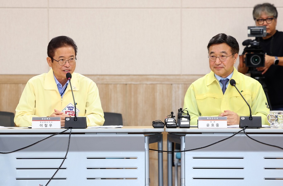 ▲ 이철우 경북도지사는 16일 아시아태평양경제협력체(APEC) 안전관리 현장점검을 위해 경주를 방문한 윤호중 행정안전부 장관과 함께 에이펙(APEC) 안전대책 현황을 보고받고, 정상회의장 등 주요 시설을 점검했다.ⓒ경북도