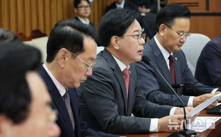 ▲ 송언석 국민의힘 원내대표가 17일 오전 서울 여의도 국회에서 열린 국정감사 대책회의에서 발언을 하고 있다. ⓒ뉴시스