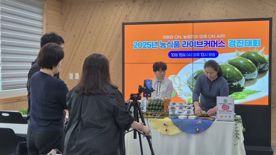 ▲ 함평군 농업기술센터 스마트밤 공부방에서 정미영 시골손맛 대표(왼쪽), 김선종 생알토 대표(오른쪽)가라이브커머스 실전 연습을 하는 모습ⓒ함평군 제공