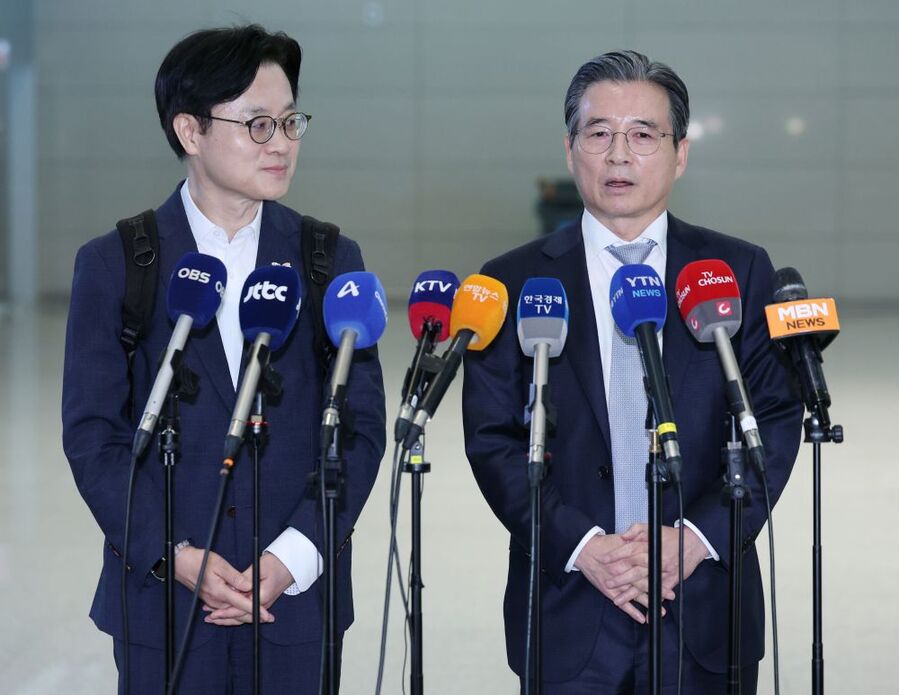 ▲ 김용범 대통령실 정책실장이 한미 관세 협상 후속 협의를 위해 16일 인천국제공항 제2터미널에서 워싱턴 D.C.로 출국하기 앞서 취재진의 질문에 답하고 있다. 왼쪽은 김정관 산업통상부 장관. ⓒ뉴시스