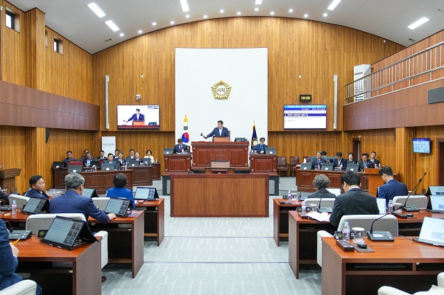 ▲ 경주시의회가 지난 16일 본회의장에서 제293회 임시회 제1차 본회의를 개회했다.ⓒ경주시의회