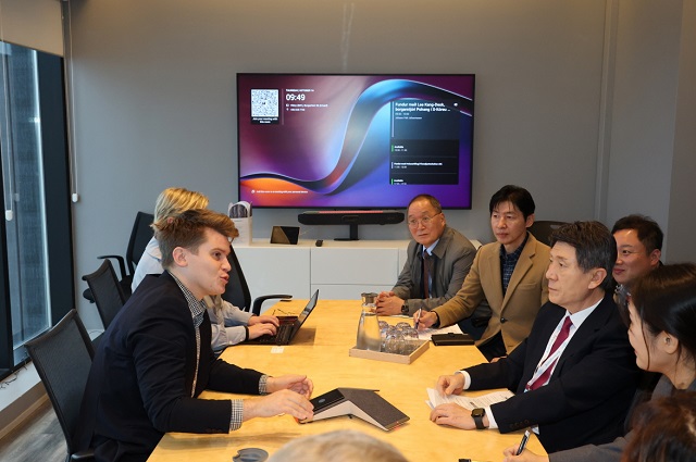 ▲ 이강덕 포항시장이 요한 팔 요한손 환경에너지기후부 장관과는 신재생에너지와 해양 탄소중립 협력 방안을 중점 논의하고 있다.ⓒ포항시