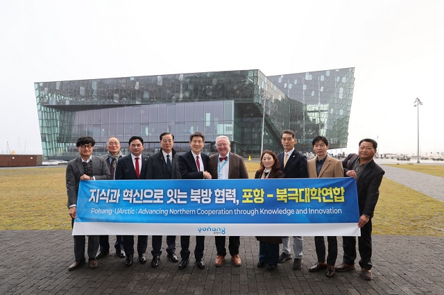▲ 포항시 대표단이 라스 쿨레루드 북극대학연합 총장과 기념촬영을 하고 있다.ⓒ포항시