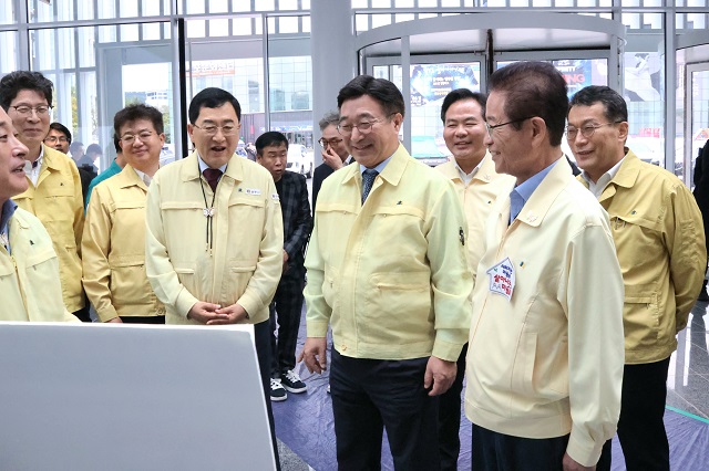 ▲ 윤호중 장관이 지난 16일 경주세계문화엑스포공원 현장을 찾아 주낙영 시장, 이철우 경북도지사와 함께 APEC 정상회의 주요 시설 안전관리 현황을 살펴보고 있다.ⓒ경주시