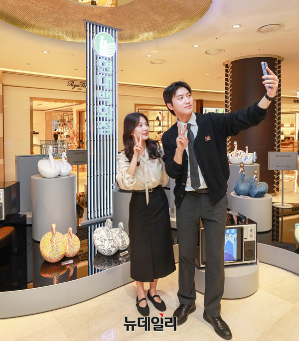 ▲ 17일 오전, 서울 강남구에 위치한 현대백화점 압구정본점 3층 팝업존에서 열린 '현대, 예술이 된 시간' 전시에서 고객들이 기념사진을 촬영하고 있다.ⓒ 현대백화점