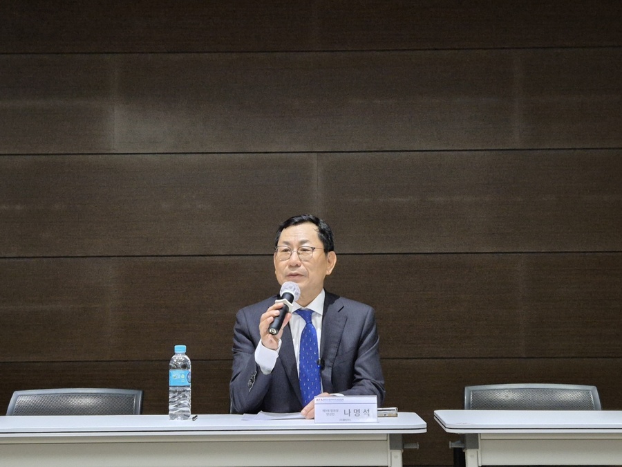 ▲ 제9회 한국프랜차이즈산업협회장에 당선된 나명석 웰빙푸드 회장이 질문에 대답하고 있다.ⓒ조현우 기자