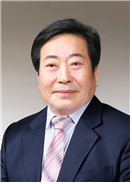 ▲ 정길수 전남도의원지난 16일 무안군 현경면 홀통 해역에서 열린 ‘어린 낙지 방류행사’에 참석했다.ⓒ전남도의회 제공