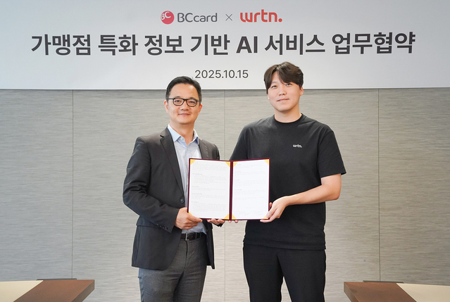 ▲ BC카드가 지난 15일 서울 중구 소재 BC카드 본사에서 한국형 AI 서비스 플랫폼 기업 뤼튼에 BC카드 데이터 기반 API 서비스인 ‘eat.pl'을 제공하기 위한 협약식을 진행했다. 사진은 오성수 BC카드 상무(왼쪽)와 유영준 뤼튼 COOⓒBC카드