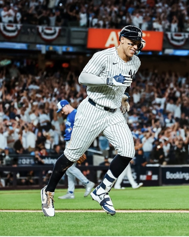 ▲ 뉴욕 양키스의 애런 저지가 미국 뉴욕의 양키 스타디움에서 열린 2025 메이저리그 아메리칸리그 디비전시리즈 3차전 토론토 블루제이스와의 경기에서 4회 말 3점 홈런을 친 후 베이스를 돌고 있다. 사진=뉴욕 양키스 인스타그램 갈무리. 251008 ⓒyankees
