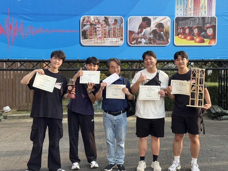 ▲ 계명대 CSL팀이 대만에서 열린 ‘IDEERS 2025’에서 종합3위를 차지한 후 기념촬영을 하고 있다.ⓒ계명대