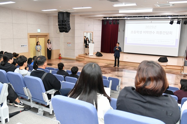 ▲ 2025년 초등학생 뉴질랜드 어학연수 최종 간담회가 17일 화천커뮤니티센터에서 최문순 군수를 비롯한 학생 및 학부모들이 참여한 가운데 열렸다. ⓒ화천군