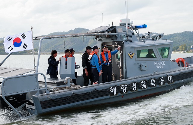 ▲ 김용진 해양경찰청장이 17일 APEC 정상회의가 개최되는 테러 예방을 위해 보문호수에서 위험지역을 집중점검하고 있다.ⓒ해양경찰청