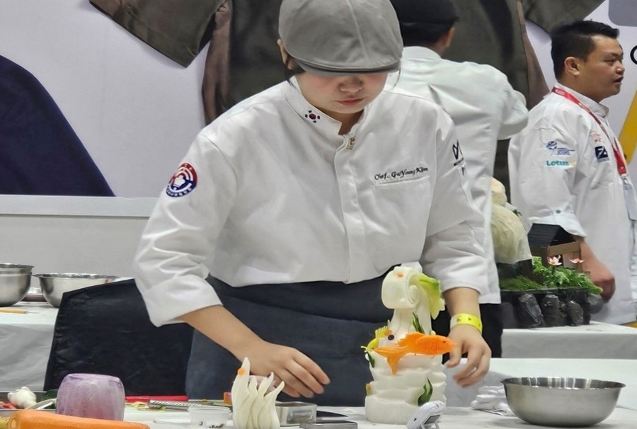 ▲ 디지털서울문화예술대학교 조리학과 김가영(23학번) 학생이 지난달 23~26일 말레이시아 쿠알라룸푸르 컨벤션센터에서 열린 '제17회 퀼리네르 말레이시아(Culinaire Malaysia) 2025'에 참가해 경연을 펼치고 있다.ⓒ서울문화예술대