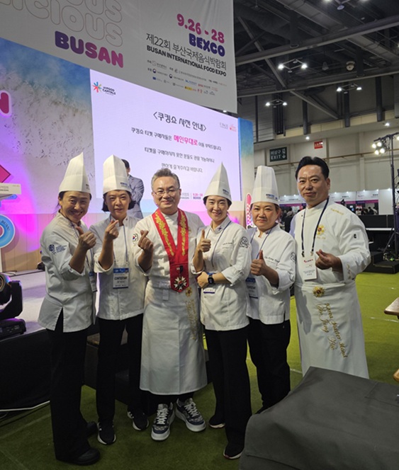 ▲ 제8회 부산 마리나셰프챌린지대회(BMCC)에서 은메달을 차지한 서울문화예술대 조리학과 학생들이 기념사진을 찍고 있다.ⓒ서울문화예술대