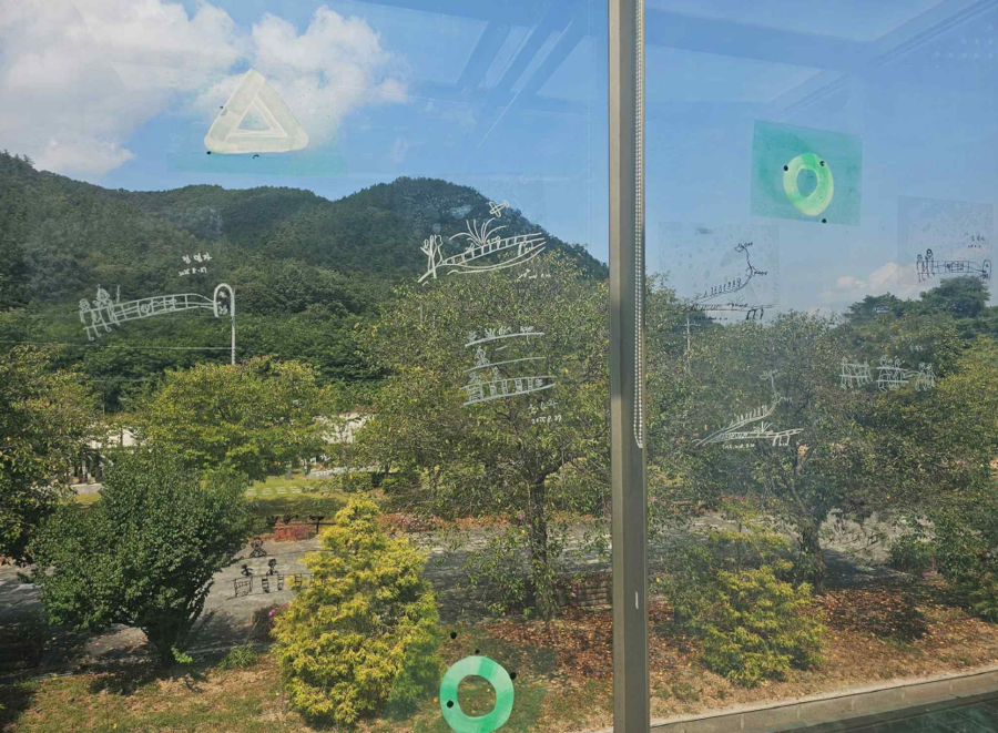 ▲ 박인간 작가의 전시 ‘노근리 일기–소리 내지 않고 시를 읊기’는 청주 갤러리PA에서 23일부터 30일까지 진행된다. 노근리 평화기념관 2층에 설치된 정경.ⓒ청주 갤러리PA