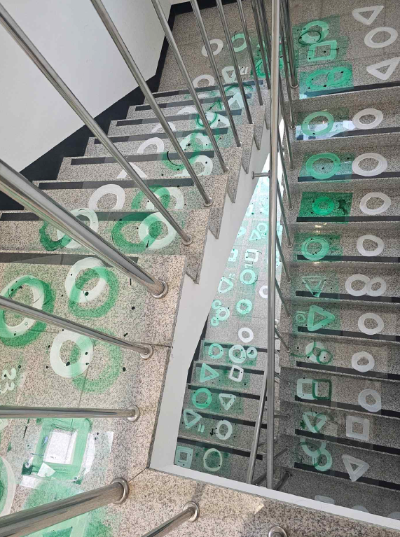 ▲ 노근리 평화공원 내 평화의 쉼터 건물의 계단.ⓒ청주 갤러리PA