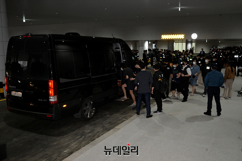 ▲ 캄보디아에서 보이스피싱 등 범죄에 가담했다가 현지 경찰 조사를 받고 이민 당국에 구금됐던 한국인 64명이 18일 오전 인천국제공항 제2여객터미널을 통해 송환되고 있다. ⓒ서성진 기자.