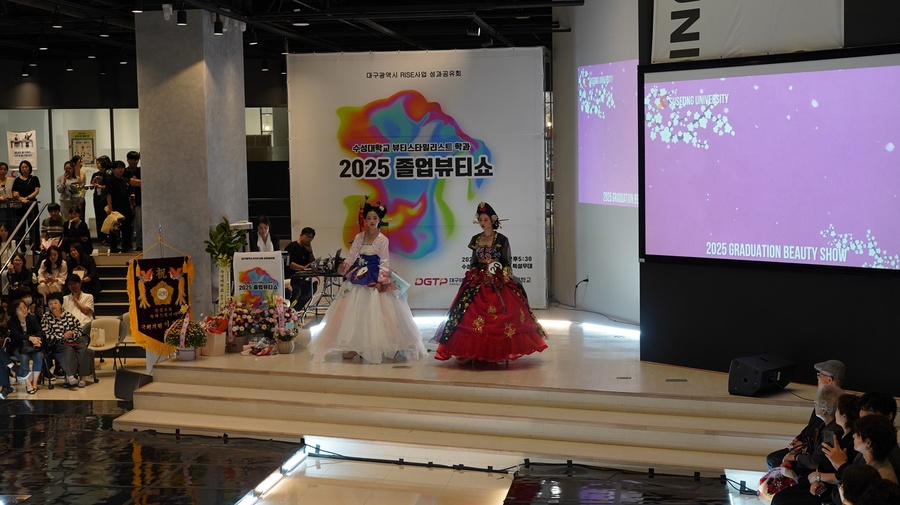 ▲ 뷰티쇼에서 학생들은 4가지 주제의 테마를 학생들이 직접 창작한 아트웨어와 헤어 메이크업을 연출했다.ⓒ수성대