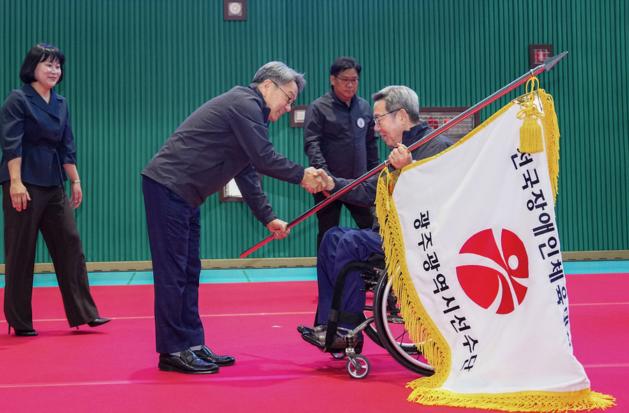 ▲ 강기정 광주광역시장이 17일 오전 서구 장애인국민체육센터에서 열린 '제45회 전국장애인체육대회 광주선수단 결단식'에 참석해  한상득 광주시장애인체육회 수석부회장에게 단기를 전달하고 있다.ⓒ광주광역시 제공