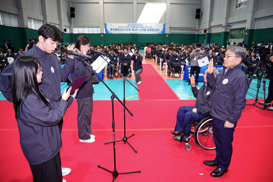 ▲ 강기정 광주광역시장이 17일 오전 서구 장애인국민체육센터에서 열린 '제45회 전국장애인체육대회 광주선수단 결단식'에 참석해 선수대표 선서를 받고 있다.ⓒ광주광역시 제공