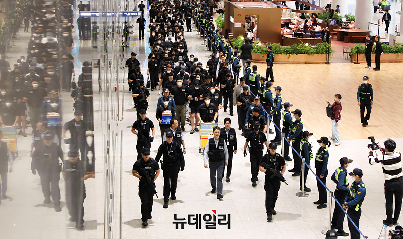 ▲ 캄보디아에서 보이스피싱(전화금융사기) 등 범죄에 가담했다가 현지 경찰 조사를 받고 이민 당국에 구금됐던 한국인 64명이 18일 오전 인천공항 2터미널을 통해 송환되고 있다.ⓒ서성진 기자