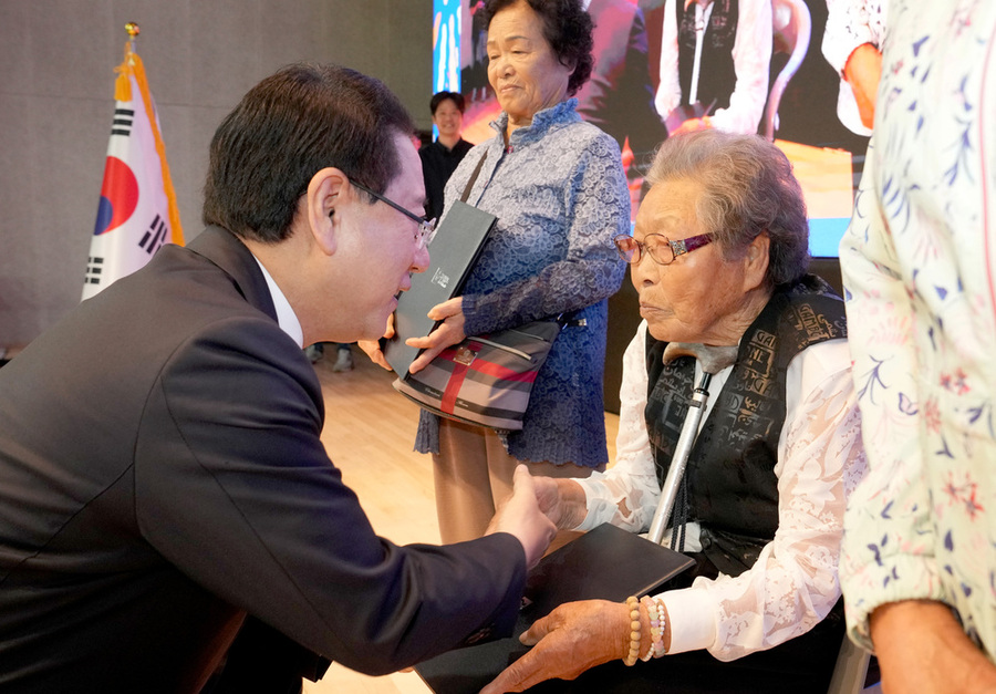 ▲ 김영록 전라남도지사가 17일 화순 하니움문화스포츠센터에서 열린 ‘2025년 전라남도 평생교육 어울림의 날’ 행사에서 시화전에 입상한 어르신들을 격려하고 있다.ⓒ전라남도 제공