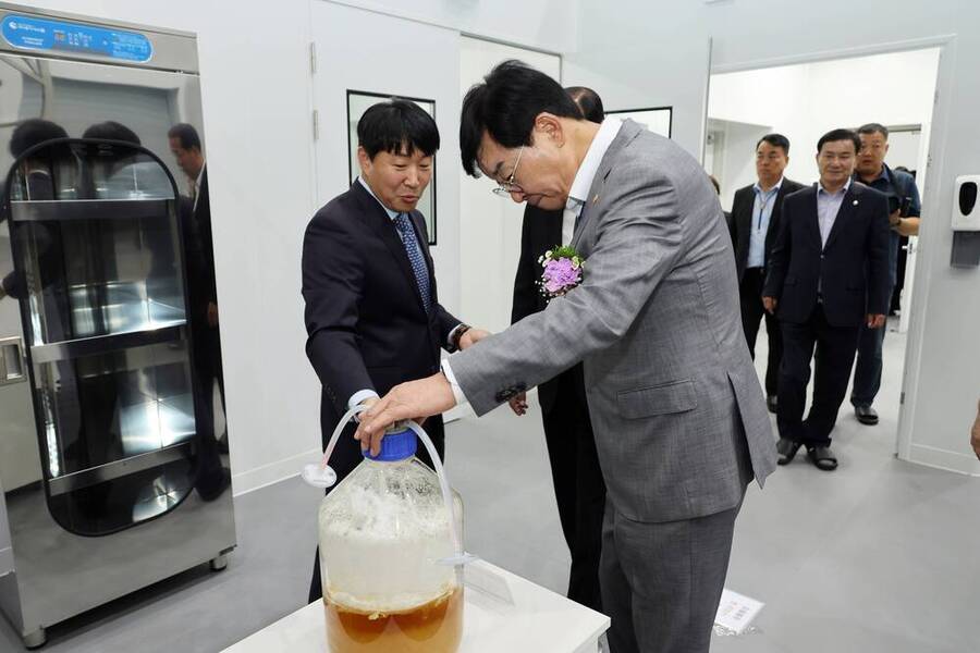 ▲ 진균류상용화센터에서 김성 장흥군수가 진균류 산업의 지속적인 기술혁신과 산업화 촉진을 보고받고 있다.ⓒ장흥군 제공