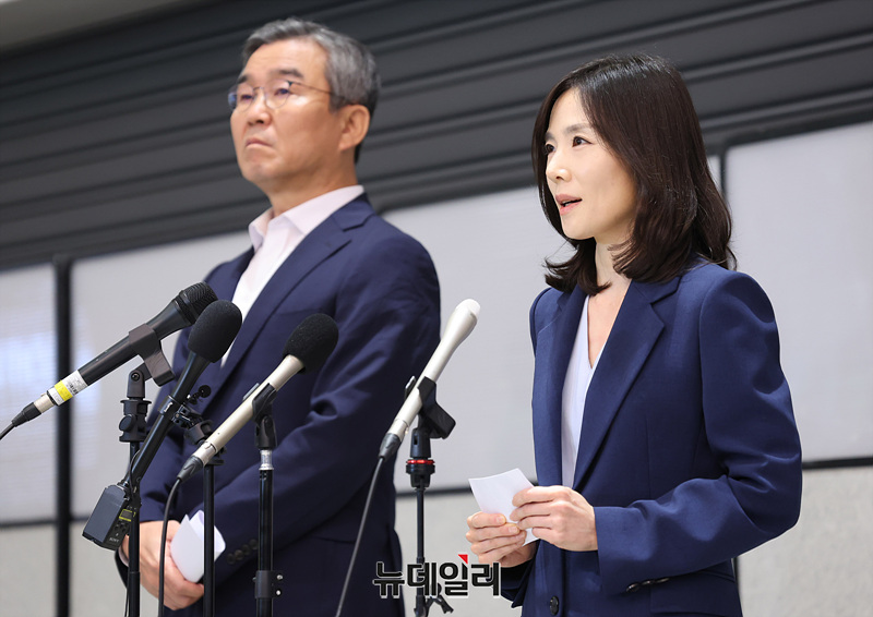 ▲ 캄보디아로 파견된 정부 합동대응팀 단장인 김진아 외교부 2차관(오른쪽)과 박성주 경찰청 국가수사본부장이 18일 인천국제공항 제2터미널에서 기자회견을 진행하고 있다.ⓒ서성진 기자.